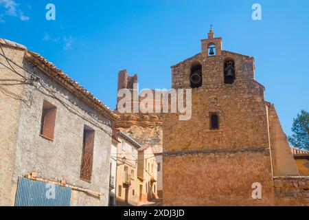 Église et château. Montuenga de Soria, la province de Soria, Castilla Leon, Espagne. Banque D'Images