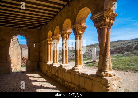 Atrium de l'église San Pedro. Caracena, la province de Soria, Castilla Leon, Espagne. Banque D'Images