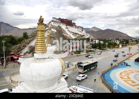 Tibet, Chine. 23 juin 2024. Les touristes visitent le Palais du Potala à Lhassa, Tibet, Chine, le 20 juin 2024. (Photo de Costfoto/NurPhoto) crédit : NurPhoto SRL/Alamy Live News Banque D'Images