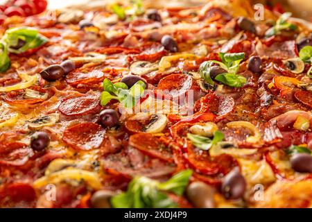 Délicieuse pizza avec pepperoni et champignons, gros plan Banque D'Images