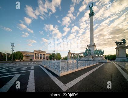 Vue panoramique sur la place des héros (Hosok Tere) à Budapest, Hongrie avec le Monument du Millénaire, attraction principale de la ville sous un ciel pittoresque à summ ensoleillé Banque D'Images