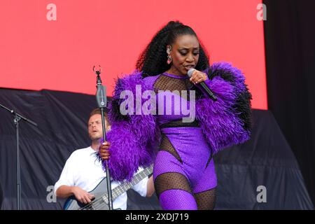 L'auteure-compositrice et actrice britannique, Beverley Anne Smith connue sous son nom de scène Beverly Knight, se produit en direct sur scène au Festival de l'île de Wight. (Photo Dawn Fletcher-Park / SOPA images/SIPA USA) Banque D'Images