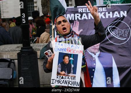 Whitehall, Londres, Royaume-Uni. 23 juin 2024. Les partisans d'Imran Khan manifestent à Londres. Credit : Matthew Chattle/Alamy Live News Banque D'Images