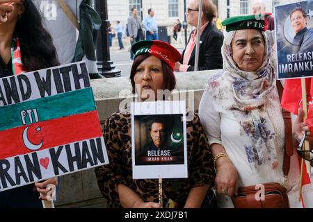 Whitehall, Londres, Royaume-Uni. 23 juin 2024. Les partisans d'Imran Khan manifestent à Londres. Credit : Matthew Chattle/Alamy Live News Banque D'Images