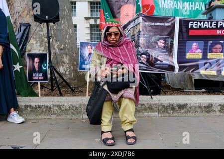 Whitehall, Londres, Royaume-Uni. 23 juin 2024. Les partisans d'Imran Khan manifestent à Londres. Credit : Matthew Chattle/Alamy Live News Banque D'Images