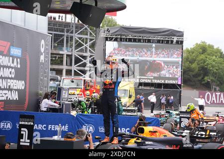 Barcelone, Espagne. 11 juin 2024. Sport automobile : Championnat du monde de formule 1, Grand Prix d'Espagne, vainqueur de course Max Verstappen des pays-Bas de l'équipe Oracle Red Bull se tient sur sa voiture et célèbre sa victoire. Crédit : Hasan Bratic/dpa/Alamy Live News Banque D'Images