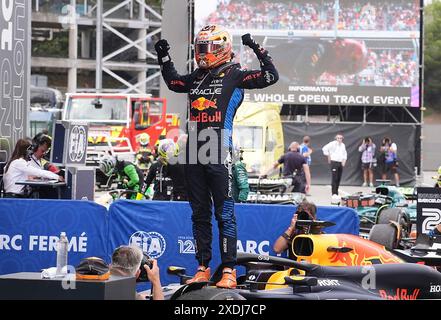 Barcelone, Espagne. 11 juin 2024. Sport automobile : Championnat du monde de formule 1, Grand Prix d'Espagne, vainqueur de course Max Verstappen des pays-Bas de l'équipe Oracle Red Bull se tient sur sa voiture et célèbre sa victoire. Crédit : Hasan Bratic/dpa/Alamy Live News Banque D'Images