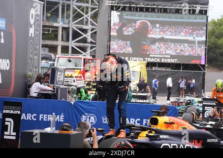 Barcelone, Espagne. 11 juin 2024. Sport automobile : Championnat du monde de formule 1, Grand Prix d'Espagne, vainqueur de course Max Verstappen des pays-Bas de l'équipe Oracle Red Bull se tient sur sa voiture et célèbre sa victoire. Crédit : Hasan Bratic/dpa/Alamy Live News Banque D'Images