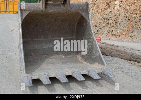 Grand godet sur une pelle hydraulique sur un chantier de construction Banque D'Images