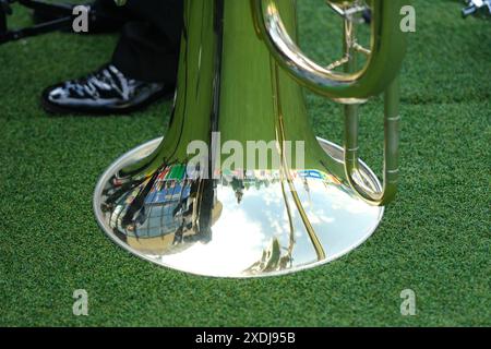 23 juin 2024, Saxe, Leipzig : Football, UEFA Euro 2024, Fanfest Leipzig. Augustusplatz et le Fanfest se reflètent dans un instrument de cuivres. L’occasion est un événement organisé par le Musée Bach au Fanfest. Une performance de l'artiste sonore de Leipzig Stache a généré une expérience de son, de mouvement et de fièvre du football. Les joueurs portent des sacs à dos de haut-parleur qui transforment chaque pas en un son. Photo : Sebastian Willnow/dpa Banque D'Images