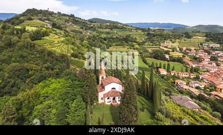 Vue aérienne des vignobles Franciacorta avec l'église San Rocco au premier plan, province de Brescia, région de Lombardie, Italie. Banque D'Images