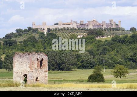 Vue du village médiéval de Monteriggioni depuis la localité de Casole d'Elsa, Toscane, province de Sienne, Italie, Europe Banque D'Images