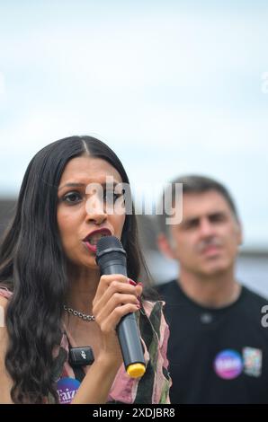 Woodford, Chingford, Royaume-Uni. 23 juin 2024. Faiza Shaheen et Ronnie O'Sullivan démarchage de masse à Woodford, Chingford. Ronnie est une légende locale et soutient la campagne menée par la communauté pour que Faiza soit élu député indépendant. Le sept fois champion du monde de snooker Ronnie O'Sullivan a déclaré qu'il soutenait la candidate indépendante Faiza Shaheen pour combattre Iain Ducan Smith - après qu'elle ait été désélectionnée par le Labour. Crédit : Kingsley Davis/Alamy Live News Banque D'Images