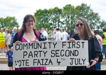 Woodford, Chingford, Royaume-Uni. 23 juin 2024. Faiza Shaheen et Ronnie O'Sullivan démarchage de masse à Woodford, Chingford. Ronnie est une légende locale et soutient la campagne menée par la communauté pour que Faiza soit élu député indépendant. Le sept fois champion du monde de snooker Ronnie O'Sullivan a déclaré qu'il soutenait la candidate indépendante Faiza Shaheen pour combattre Iain Ducan Smith - après qu'elle ait été désélectionnée par le Labour. Crédit : Kingsley Davis/Alamy Live News Banque D'Images