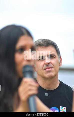 Woodford, Chingford, Royaume-Uni. 23 juin 2024. Faiza Shaheen et Ronnie O'Sullivan démarchage de masse à Woodford, Chingford. Ronnie est une légende locale et soutient la campagne menée par la communauté pour que Faiza soit élu député indépendant. Le sept fois champion du monde de snooker Ronnie O'Sullivan a déclaré qu'il soutenait la candidate indépendante Faiza Shaheen pour combattre Iain Ducan Smith - après qu'elle ait été désélectionnée par le Labour. Crédit : Kingsley Davis/Alamy Live News Banque D'Images