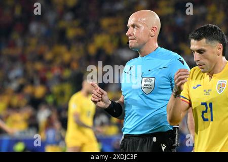 L'arbitre Szymon Marciniak réagit lors d'un match de football entre les équipes nationales de Belgique, appelées les Red Devils et de Roumanie, lors de la deuxième journée du Groupe E dans la phase de groupes du tournoi UEFA Euro 2024 , le samedi 22 juin 2024 à Cologne , Allemagne . PHOTO SPORTPIX | David Catry Banque D'Images