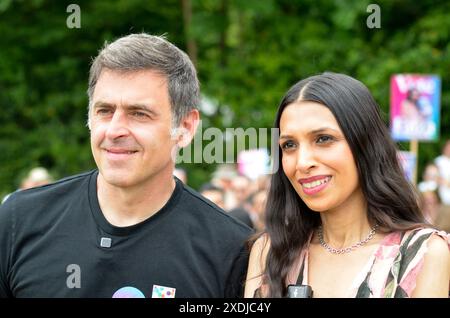 Woodford, Chingford, Royaume-Uni. 23 juin 2024. Faiza Shaheen et Ronnie O'Sullivan démarchage de masse à Woodford, Chingford. Ronnie est une légende locale et soutient la campagne menée par la communauté pour que Faiza soit élu député indépendant. Le sept fois champion du monde de snooker Ronnie O'Sullivan a déclaré qu'il soutenait la candidate indépendante Faiza Shaheen pour combattre Iain Ducan Smith - après qu'elle ait été désélectionnée par le Labour. Crédit : Kingsley Davis/Alamy Live News Banque D'Images