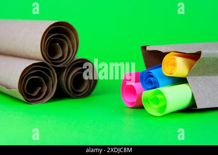 Rouleaux de papier artisanal et sac avec d'autres de couleur différente Banque D'Images