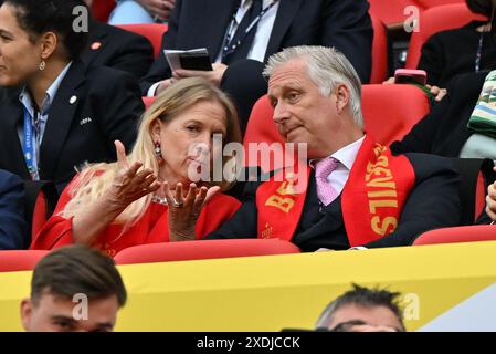 La présidente Pascale Van Damme de la RBFA et le roi Philippe / Filip de Belgique photographiés lors d'un match de football entre les équipes nationales de Belgique, appelé les Red Devils et la Roumanie lors de la deuxième journée du groupe E dans la phase de groupes du tournoi UEFA Euro 2024 , le samedi 22 juin 2024 à Cologne , Allemagne . PHOTO SPORTPIX | David Catry Banque D'Images