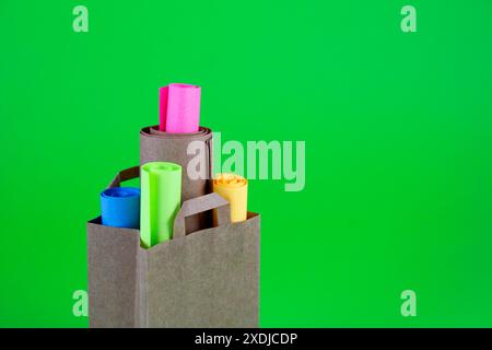 Sac avec des rouleaux de papier avec la couleur et la texture différentes Banque D'Images