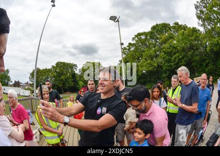 Woodford, Chingford, Royaume-Uni. 23 juin 2024. Faiza Shaheen et Ronnie O'Sullivan démarchage de masse à Woodford, Chingford. Ronnie est une légende locale et soutient la campagne menée par la communauté pour que Faiza soit élu député indépendant. Le sept fois champion du monde de snooker Ronnie O'Sullivan a déclaré qu'il soutenait la candidate indépendante Faiza Shaheen pour combattre Iain Ducan Smith - après qu'elle ait été désélectionnée par le Labour. Crédit : Kingsley Davis/Alamy Live News Banque D'Images