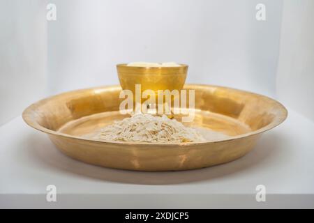 Une assiette en cuivre et un bol de dahi Chiura aka yaourt et flocons de riz pour Paddy Plantation Celebration Asaar 15 dahi Chiura Day au Népal Banque D'Images