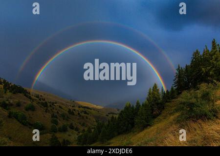 FRANCE. HAUTES-ALPES (05) VALLÉE DU CHAMPSAUR, COL DE GLEIZE, ARC-EN-CIEL Banque D'Images