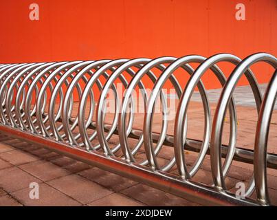 un porte-vélos sur un trottoir Banque D'Images