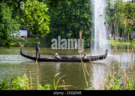 Impressionen von der Kieler Woche 2023 hier rund um den Hiroshimapark und den Kleinen Kiel im Zentrum, Ein Gondogliere mit seiner Gondel fährt Passagiere über den See *** impressions de Kiel semaine 2023 ici autour du parc Hiroshima et le petit Kiel dans le centre, un gondoplaneur avec sa gondole emmène les passagers à travers le lac Banque D'Images