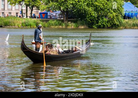 Impressionen von der Kieler Woche 2023 hier rund um den Hiroshimapark und den Kleinen Kiel im Zentrum, Ein Gondogliere mit seiner Gondel fährt Passagiere über den See *** impressions de Kiel semaine 2023 ici autour du parc Hiroshima et le petit Kiel dans le centre, un gondoplaneur avec sa gondole emmène les passagers à travers le lac Banque D'Images