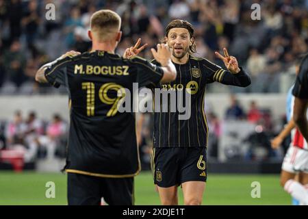 Le milieu de terrain du LAFC Ilie Sánchez (6 ans) célèbre avec Mateusz Bogusz lors d'un match de la MLS contre les tremblements de terre de San Jose, samedi 22 juin 2024, au B. Banque D'Images