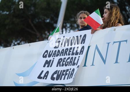 Rome, Italie. 22 juin 2024. Les fans de Simona Quadarella avec une pancarte disant : 'Simona Quadarella donne-moi la casquette' vu lors de la finale pour la natation internationale - 60ème Trophée 'Settecolli' 2024. (Photo par Elena Vizzoca/SOPA images/SIPA USA) crédit : SIPA USA/Alamy Live News Banque D'Images