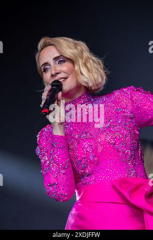 Claire Richards chanteuse jouant à l'Essex Pride à Chelmsford Essex. Banque D'Images