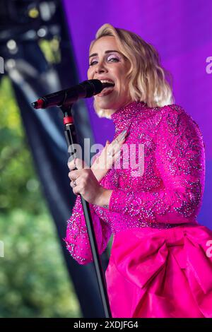 Claire Richards chanteuse jouant à l'Essex Pride à Chelmsford Essex. Banque D'Images