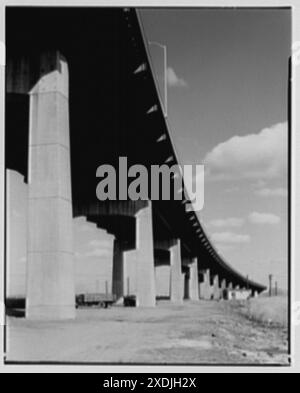 New Jersey Turnpike. Structure surélevée au-dessus des prairies IV. Gottscho-Schleisner Collection Banque D'Images