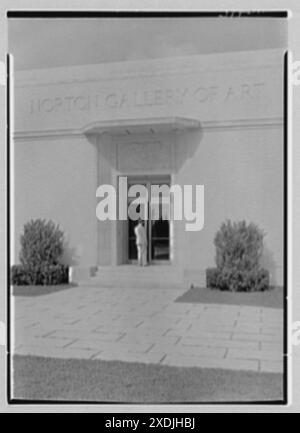 Norton Gallery and School of Art, West Palm Beach, Floride. Détail de l'entrée. Collection Gottscho-Schleisner Banque D'Images