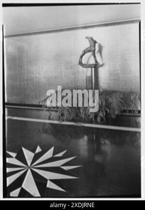 MRS William E. Clow, Jr., résidence à Lake Forest, Illinois. Statue du hall d'entrée. Collection Gottscho-Schleisner Banque D'Images