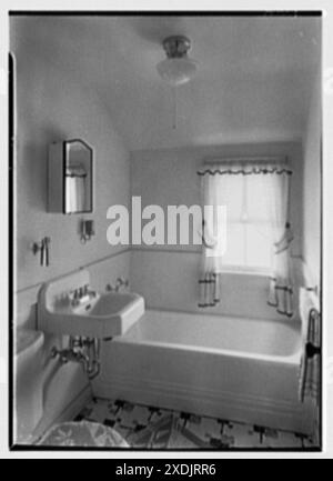 Office du logement du Nouveau-Brunswick. Reed court, appartement J, salle de bains. Collection Gottscho-Schleisner Banque D'Images