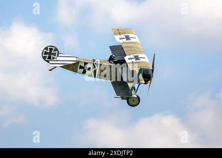 Triplan Fokker DR1, aéroporté au Military Airshow qui s'est tenu à Shuttleworth le 2 juin 2024. Banque D'Images