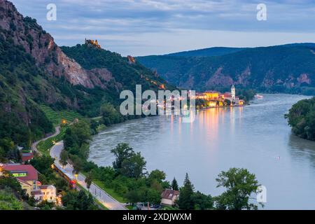 Danube Donau, château de Dürnstein, vieille ville de Dürnstein, église abbatiale de Dürnstein, train de Wachaubahn Wachauer Bahn Dürnstein Wachau Niederösterreich, Banque D'Images