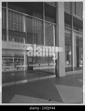 Morgan Guarantee Trust Building, 44e et 5e Ave. Détail de l'entrée. Collection Gottscho-Schleisner Banque D'Images