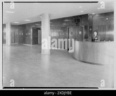 Esso Building, Baton Rouge, Louisiane. Lobby avec réceptionniste. Collection Gottscho-Schleisner Banque D'Images