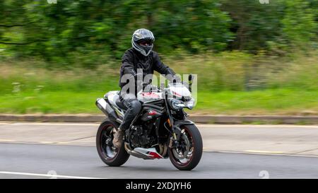 Milton Keynes, Royaume-Uni - 23 juin 2024 : 2019 Triumph Speed moto sur une route de campagne britannique Banque D'Images