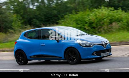 Milton Keynes, Royaume-Uni - 21 juin 2024 : 2015 voiture bleue Renault Clio conduisant sur une route de campagne britannique Banque D'Images