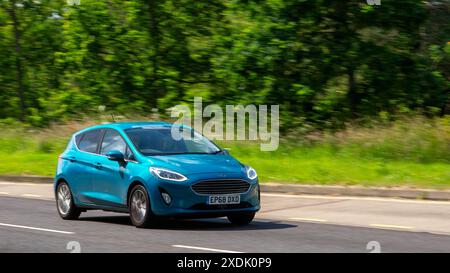 Milton Keynes, Royaume-Uni - 21 juin 2024 : 2019 Ford Fiesta bleu conduisant sur une route de campagne britannique Banque D'Images