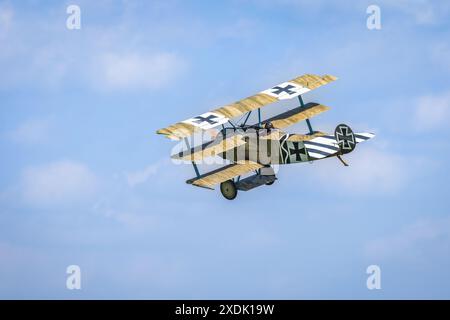 Triplan Fokker DR1, aéroporté au Military Airshow qui s'est tenu à Shuttleworth le 2 juin 2024. Banque D'Images