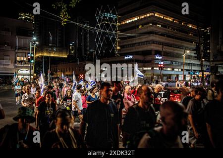 Tel Aviv, Israël. 22 juin 2024. Des manifestants israéliens marchent pendant une manifestation. Des dizaines de milliers de manifestants anti-gouvernementaux ont manifesté à tel Aviv, appelant Israël à faire avancer un accord pour libérer les otages détenus par le Hamas à Gaza, pour mettre fin à la guerre et pour l'éviction du premier ministre Benjamin Netanyahu et des élections anticipées. (Photo par Eyal Warshavsky/SOPA images/SIPA USA) crédit : SIPA USA/Alamy Live News Banque D'Images