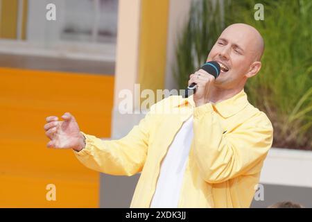 Staffel der ARD Live Fernsehshow Immer wieder sonntags aus der IWS Arena im Europapark. Der modérateur blick auf 20 Jahre zurueck. Oli P. - Immer wieder sonntags 2. Staffel der ARD Live Fernsehshow Immer wieder sonntags aus der IWS Arena im Europapark. Der modérateur blick auf 20 Jahre zurueck. , Rust, Europapark, 23.06.2024 *** 2 saison de l'émission télévisée live de l'ARD Immer wieder sonntags de l'IWS Arena à Europapark le présentateur revient sur 20 ans Oli P Immer wieder sonntags 2 saison de l'émission télévisée live de l'ARD Immer wieder sonntags de l'IWS Arena à Europapark le présentateur regarde en arrière Banque D'Images