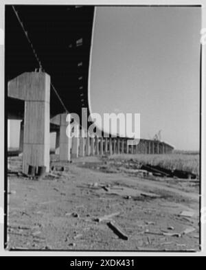 New Jersey Turnpike. Structure surélevée au-dessus des prairies II. Gottscho-Schleisner Collection Banque D'Images