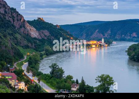 Dürnstein : rivière Donau (Danube), château de Dürnstein, vieille ville de Dürnstein, église abbatiale de Dürnstein, train de Wachaubahn (Wachauer Bahn) à Wachau, Niederös Banque D'Images